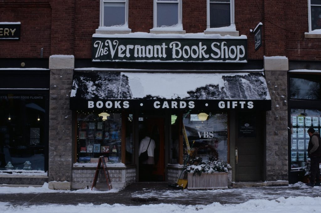 the-vermont-book-shop-covered-in-snow-v-yjk-j5w3y the-vermont-book-shop-covered-in-snow-v-yjk-j5w3y